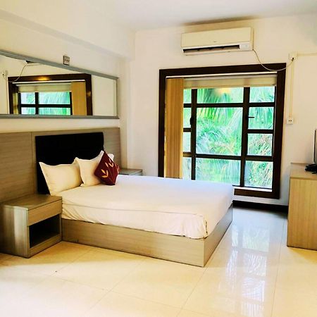 Aristocrat Hotel Kolkata Exterior photo