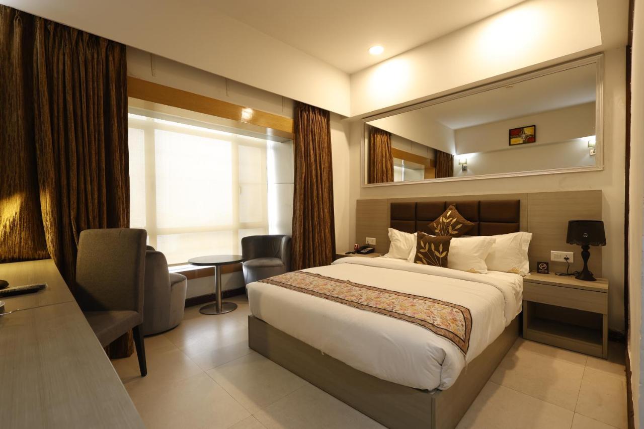 Aristocrat Hotel Kolkata Exterior photo
