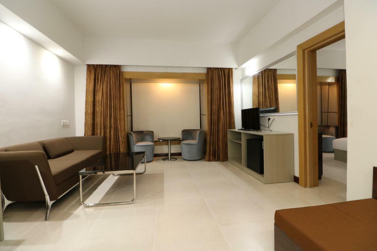 Aristocrat Hotel Kolkata Exterior photo