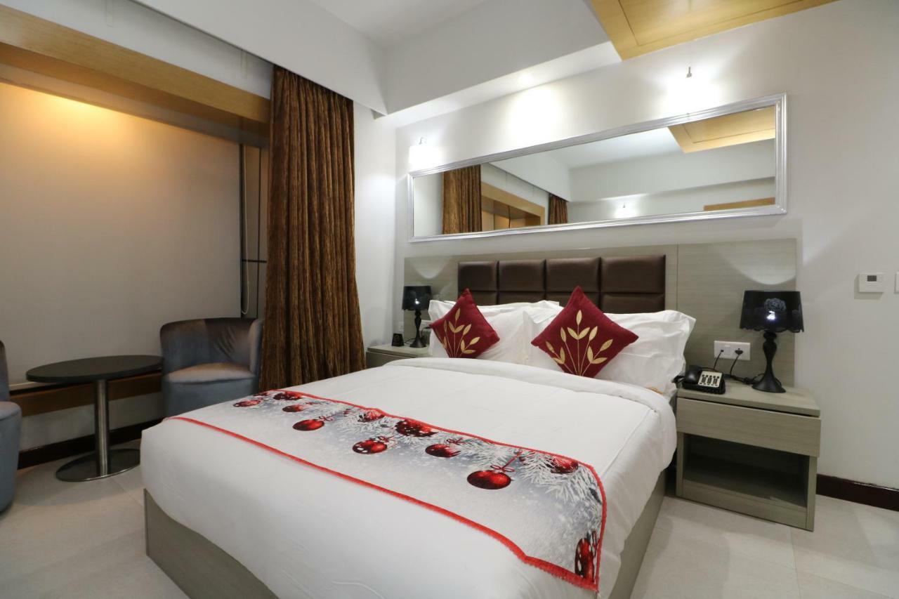 Aristocrat Hotel Kolkata Exterior photo