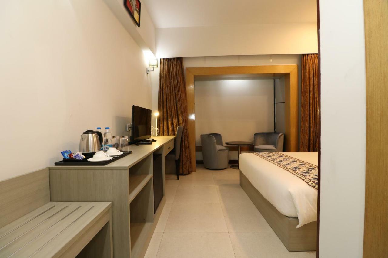 Aristocrat Hotel Kolkata Exterior photo