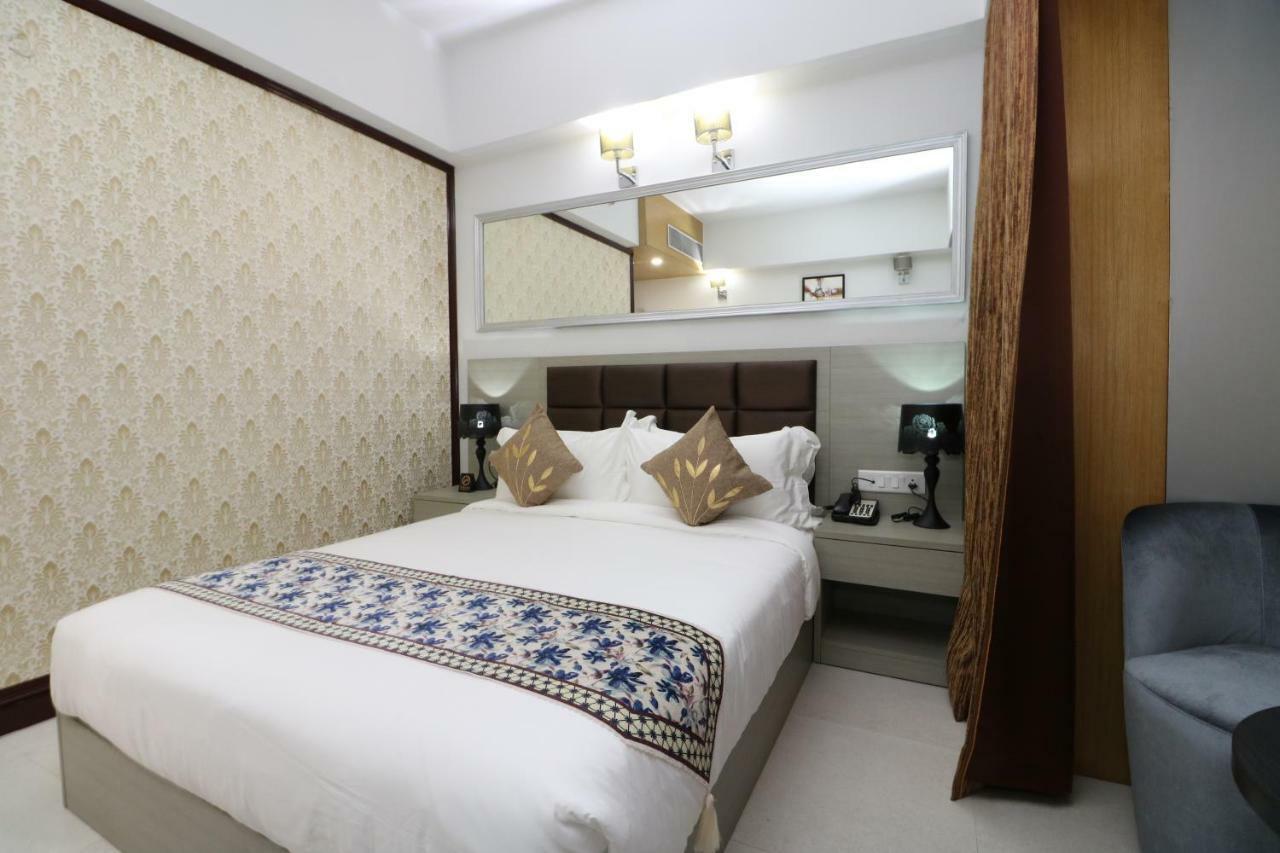 Aristocrat Hotel Kolkata Exterior photo